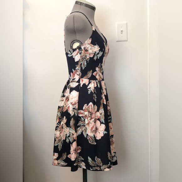 Soprano Floral Dress - Picture 3 of 6